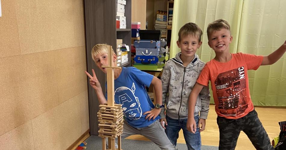 Kinder bauen Turm