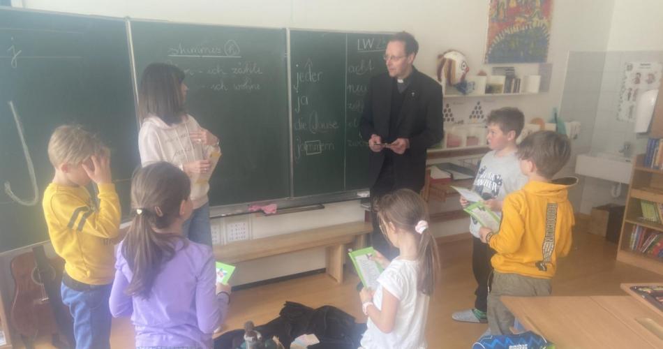 Kinder mit Priester